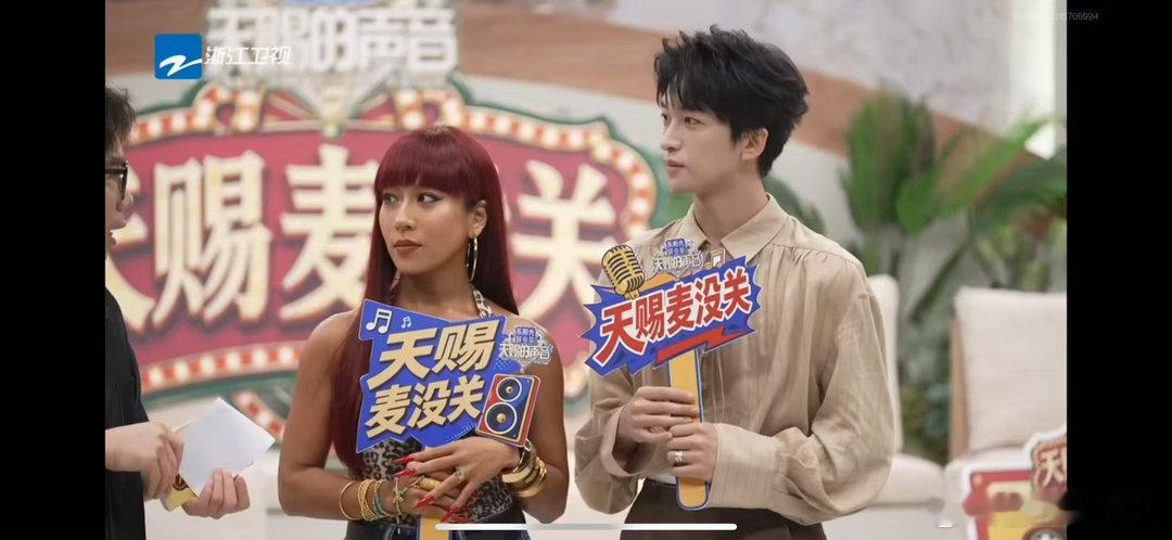 谁给吉克隽逸做的美甲吉克隽逸美甲比手指还长谁被吉克隽逸的美甲震撼到了，超长款式比