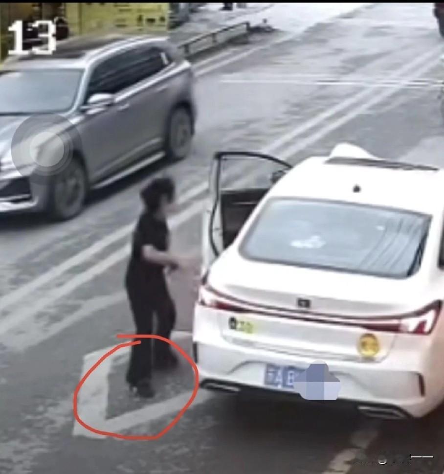 致5死8伤的54岁熊女士是穿着细高跟鞋开的车，她的白色小车上还贴着实习标。

1