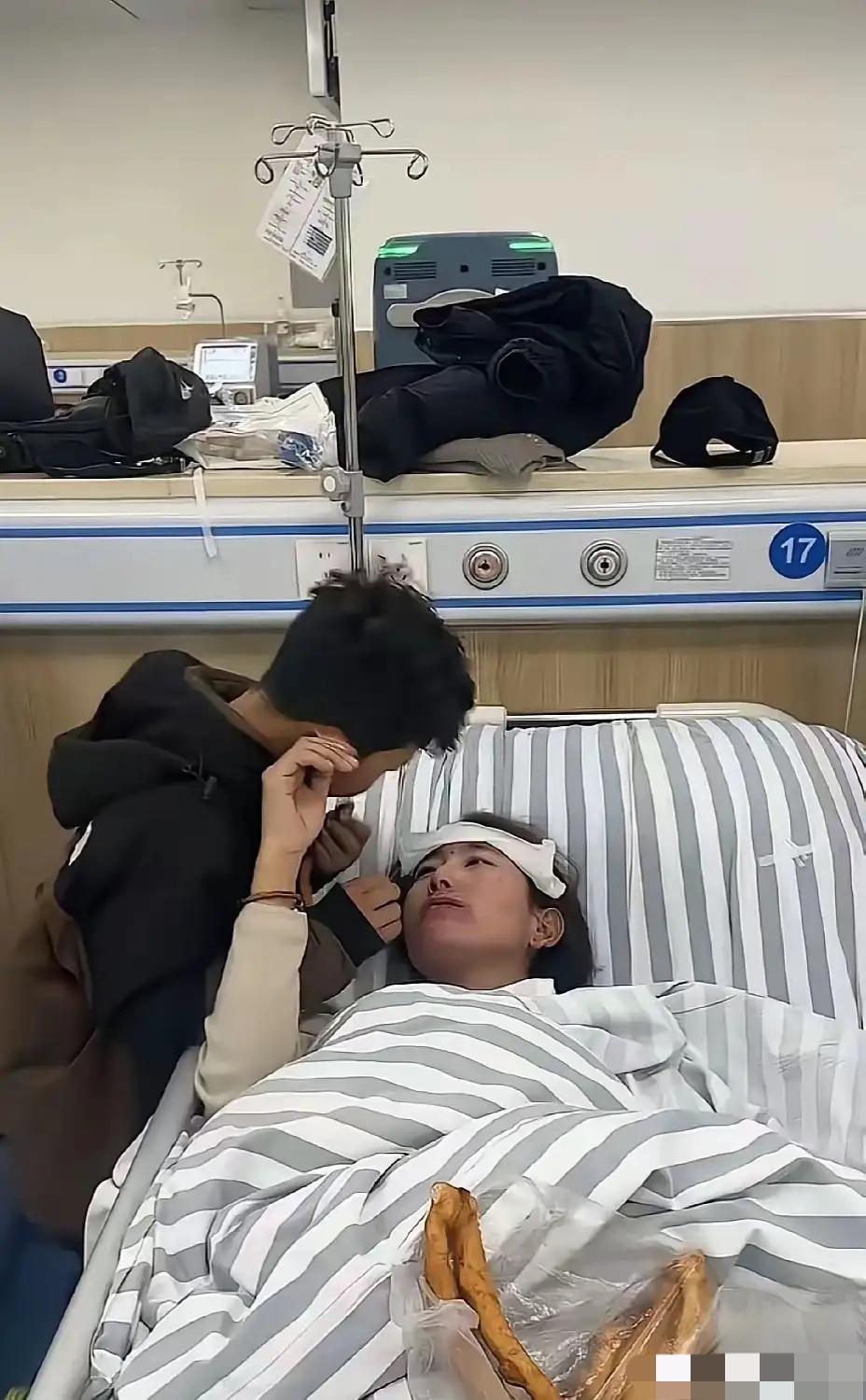 泪目啦！！！
在一间病房里，一位年轻的女子躺在床上，做着透析，她是一名尿毒症病人