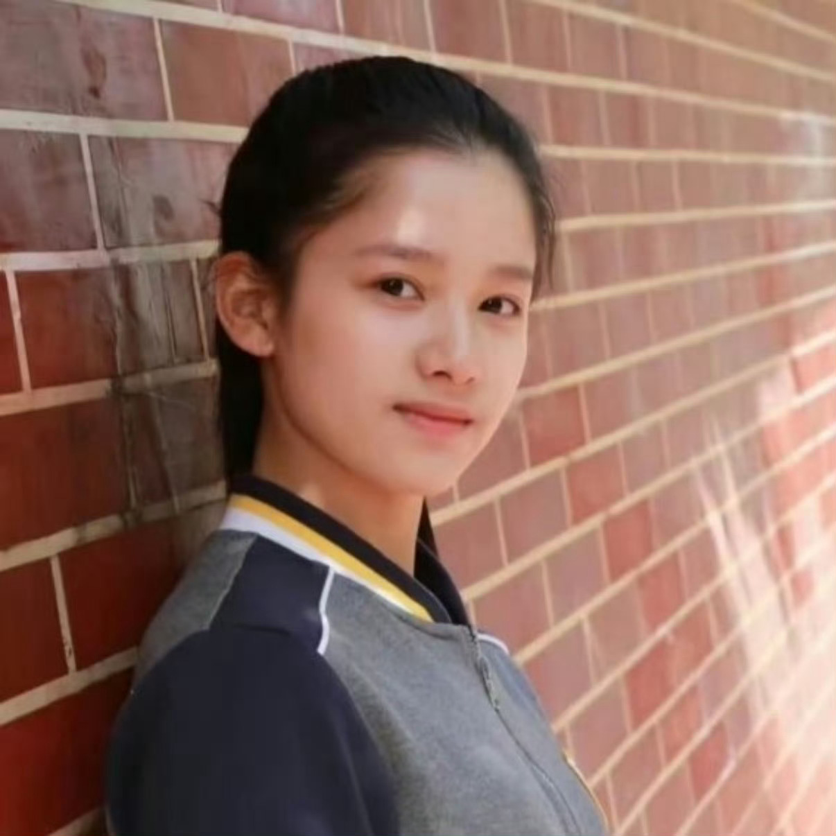 张婧仪高中已经有星味儿了～这长的也太权威了～完全女神啊她颜值一直很稳定的 ​​​