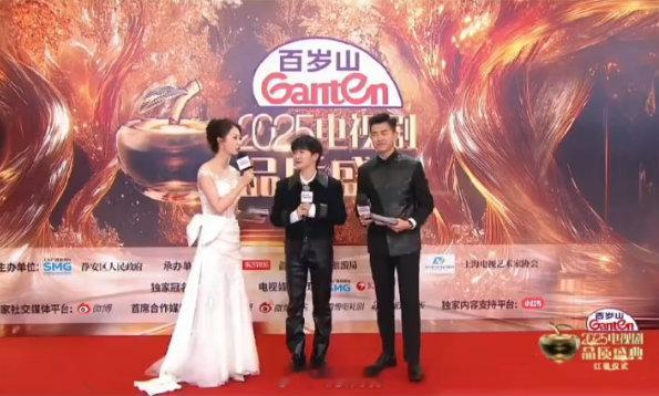 周深说希望多多给大家唱ost 周深结束多伦多站演出，有时差影响，却依旧状态出色，