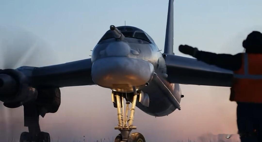 日本防卫省发布消息：12月9日，两架俄罗斯图-95轰炸机和两架中国轰-6轰炸机在