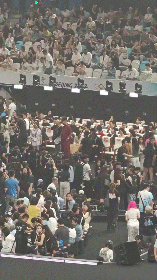 杨幂高叶热聊、高叶杨幂热聊杨幂高叶百花奖热聊花絮更新，两大女演员同场唠嗑氛围感十