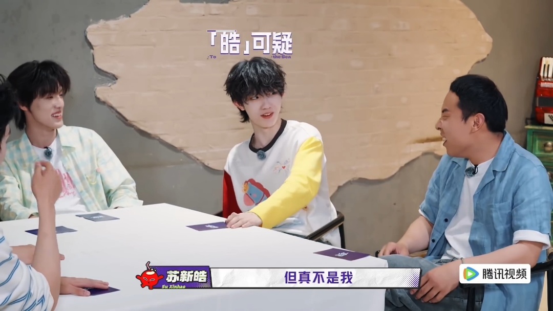 徐志胜十指相扣安慰苏新皓徐志胜哄苏新皓一路向海的少年 苏新皓被徐志胜投出去，还认