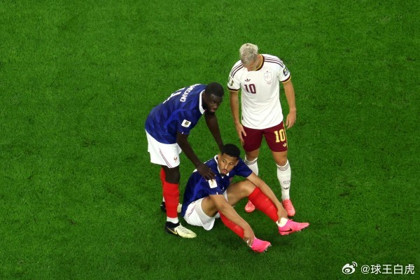 法国中坚沙利巴世界杯4强时，突然受伤坐在地上﹐最后更未能继续比赛。据法国传媒指出
