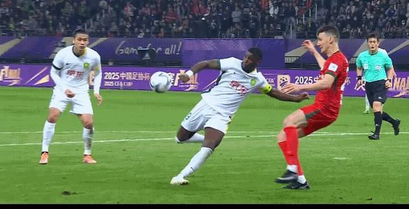 河南队真不应该，伤停补时竟然给了国安一个点球，毫无疑问这个点球判罚没问题，河南之