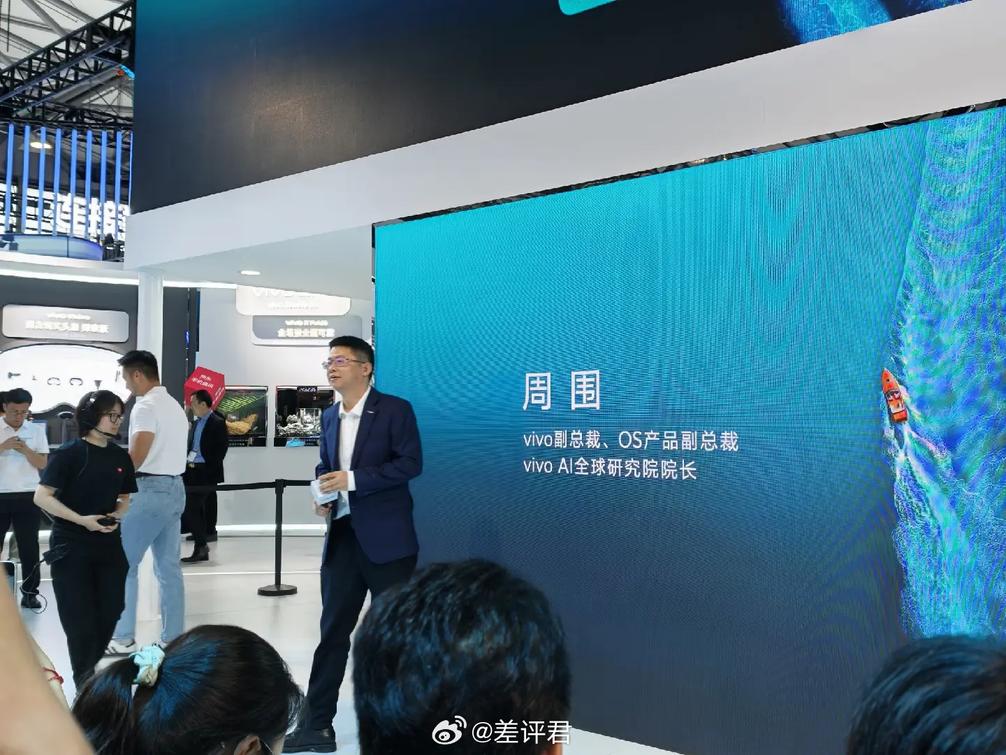 #差评说数码# vivo 在 MWC 现场分享了 X Fold6 的多任务能力是