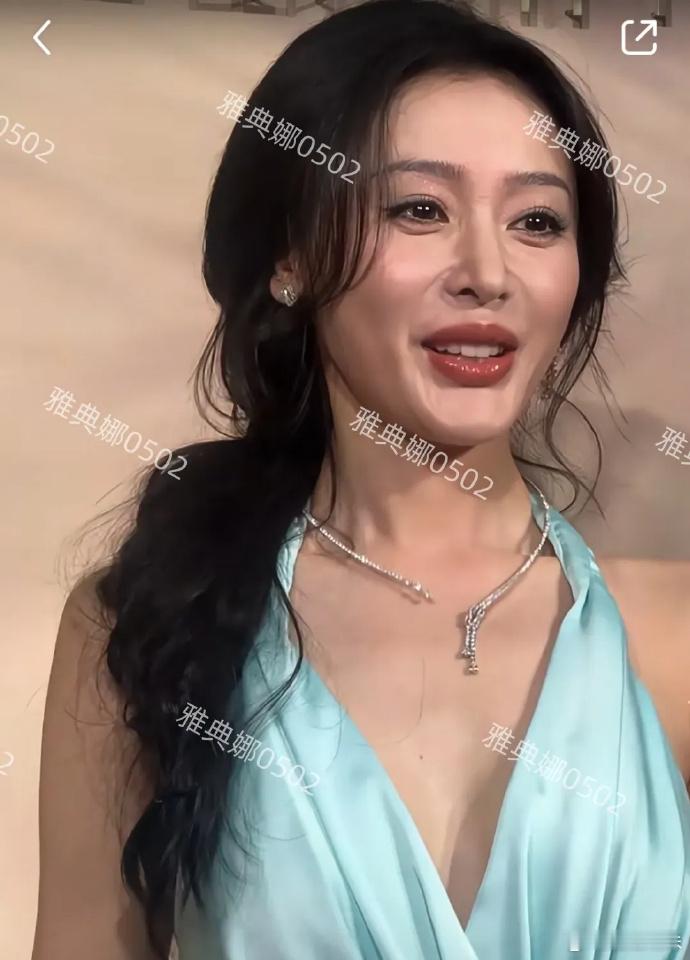 张天爱本人没有网上吹得那么漂亮，个子不高脸也整过，笑起来有点儿崩，气质老气成熟年