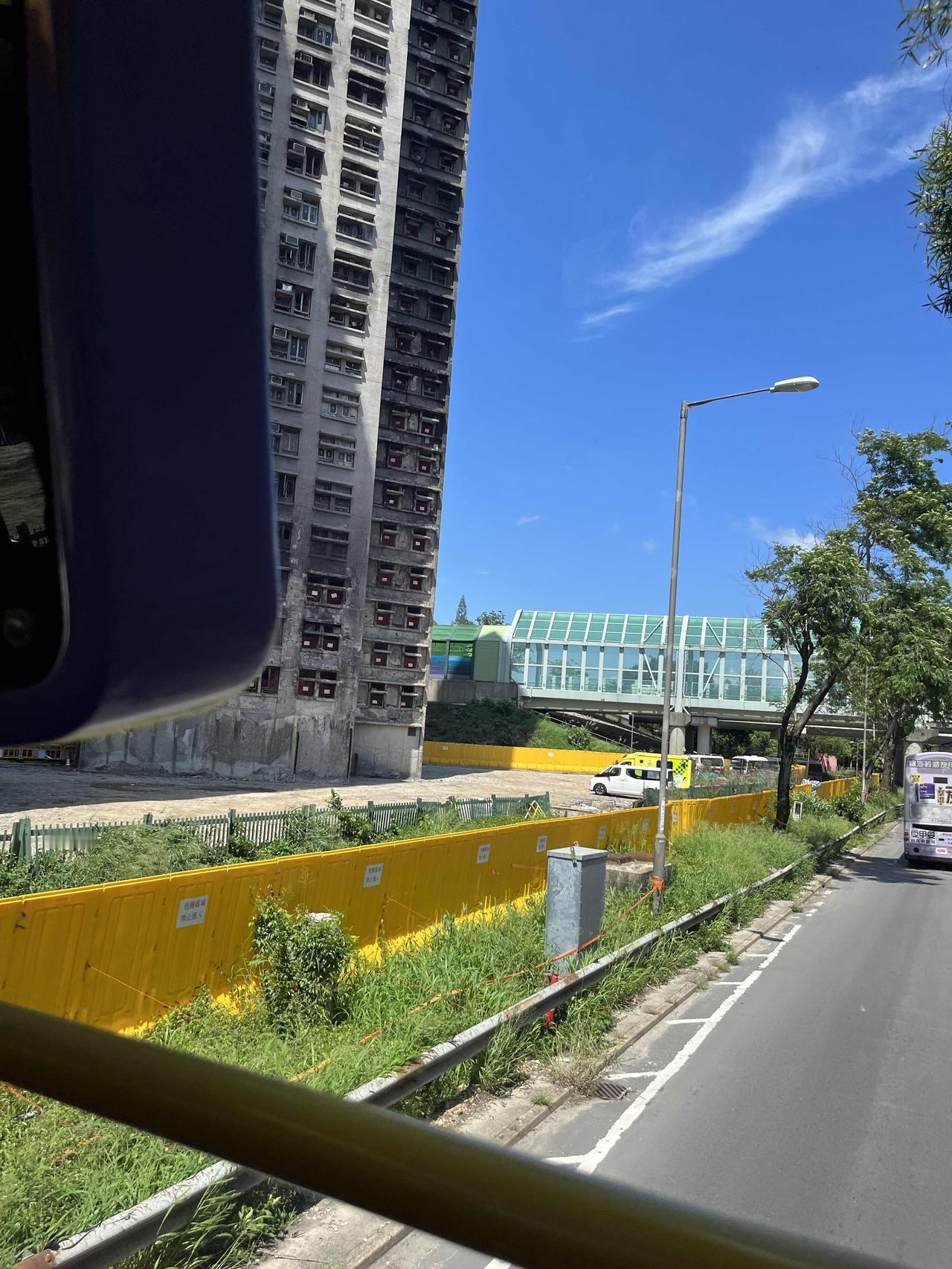 今天路过几个月前香港住宅大厦火灾的楼盘附近，那景象至今想起来都心有余悸。11月2