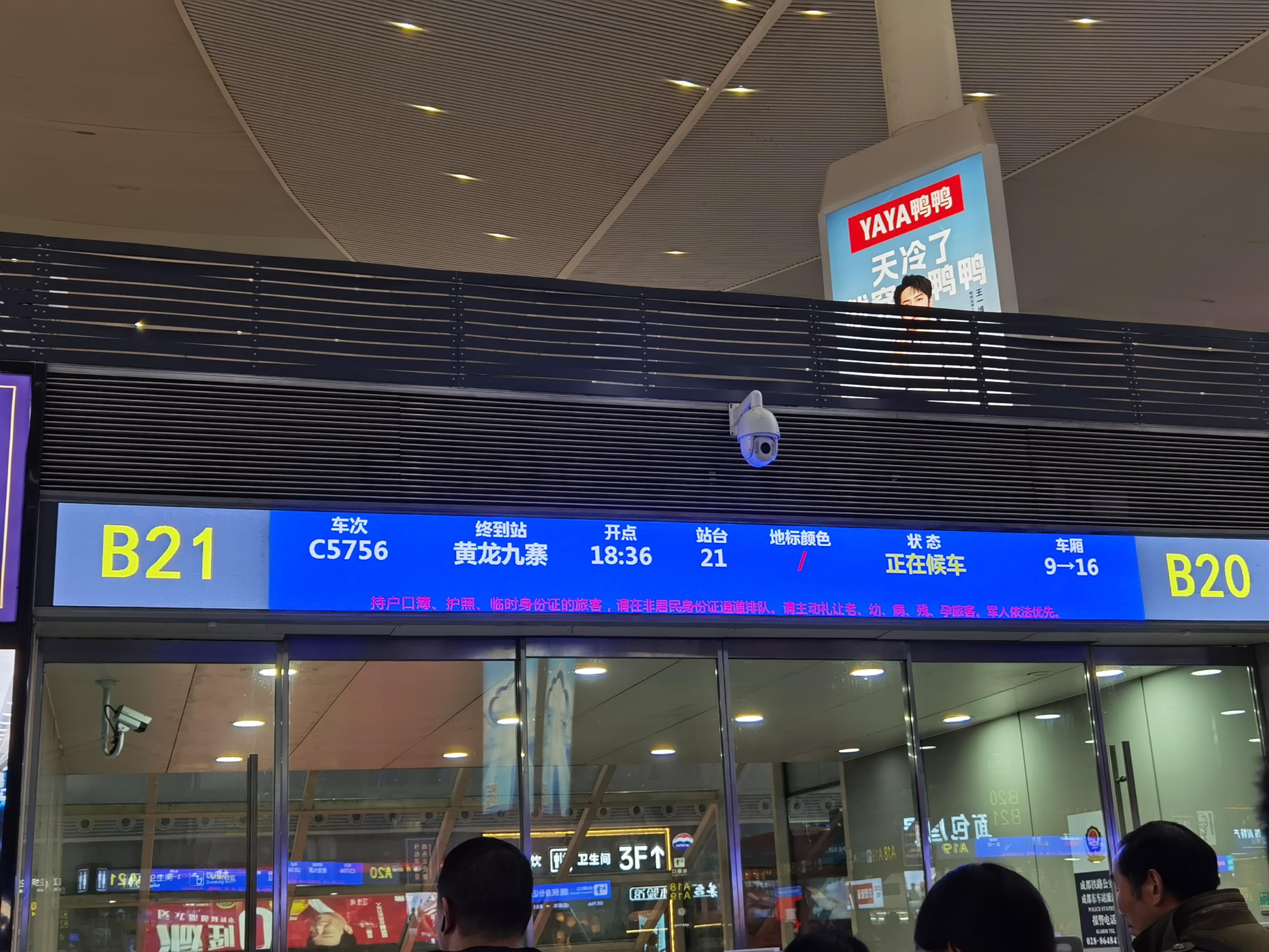 诶嘿嘿管你们谁要来成都，我反正要出去[偷笑] 
