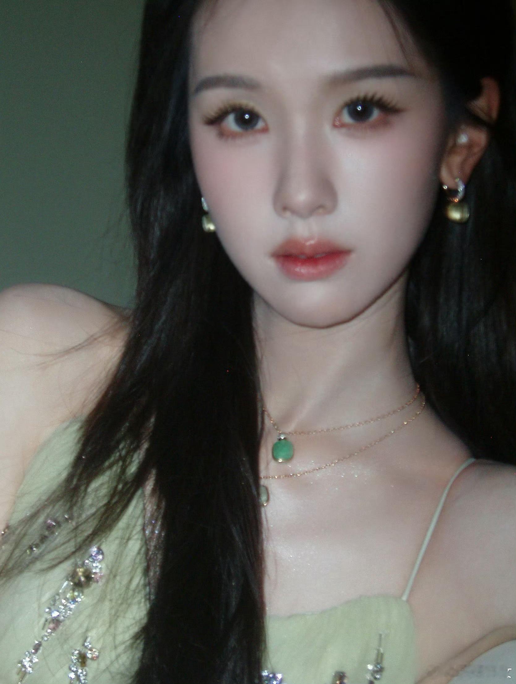陈都灵给宋威龙张婧仪拍照💚陈都灵去给宋威龙张婧仪追剧团送花这个小嘟嘟太暖心了！