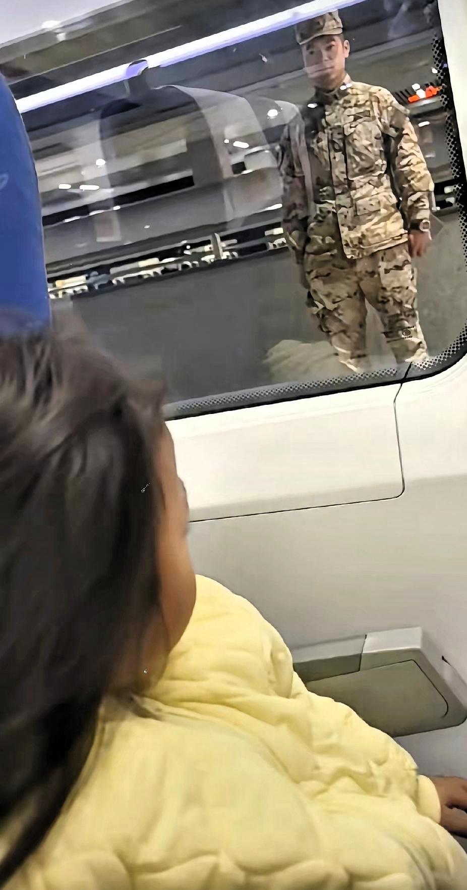 小女孩的妈妈正在车厢里放行李时，抬头看见车窗前，一名军人和小女孩隔窗对望着，瞬间