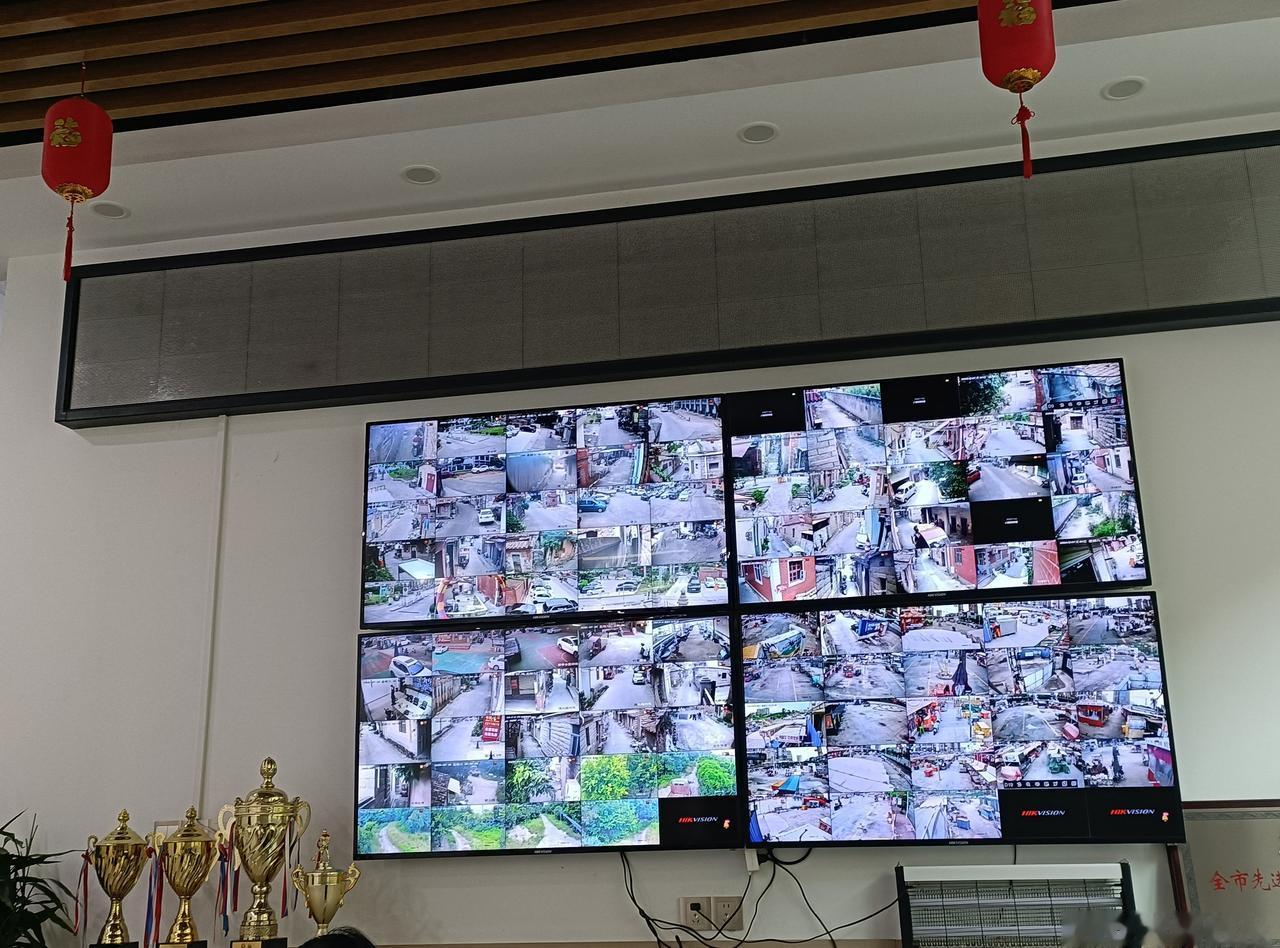 多晚你都很安全。在一个社区里看到的视频墙。实时道路状况一清二楚。 ​​​