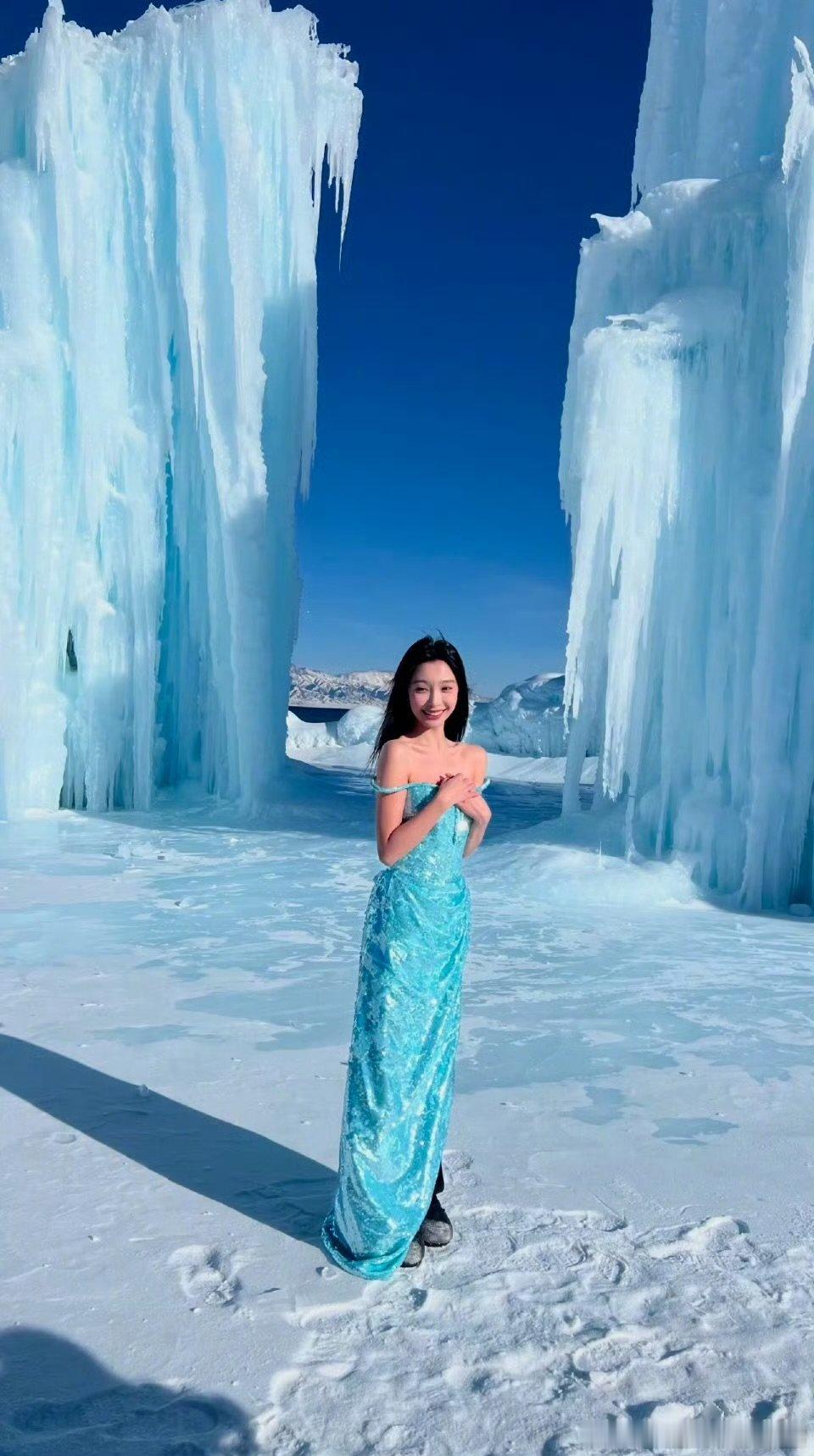 网友在赛里木湖偶遇易梦玲网友赛里木湖偶遇易梦玲 网友在赛里木湖偶遇易梦玲 