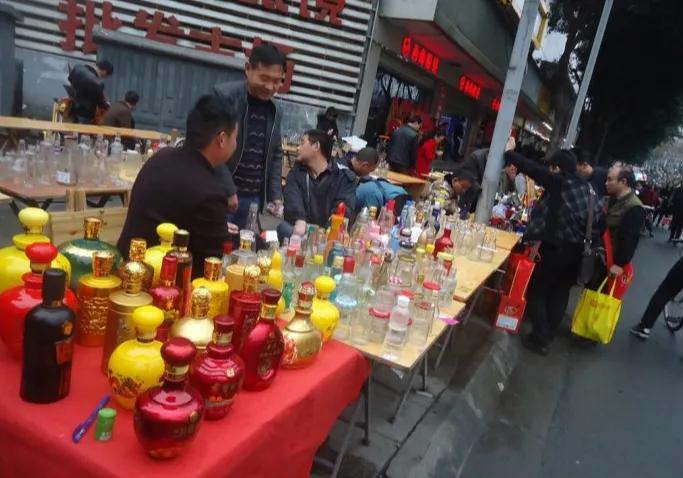 酒贩子又出新招：这次盯上了老年人！

三无散酒，摇身一变竟成了身价翻倍的“陈年老