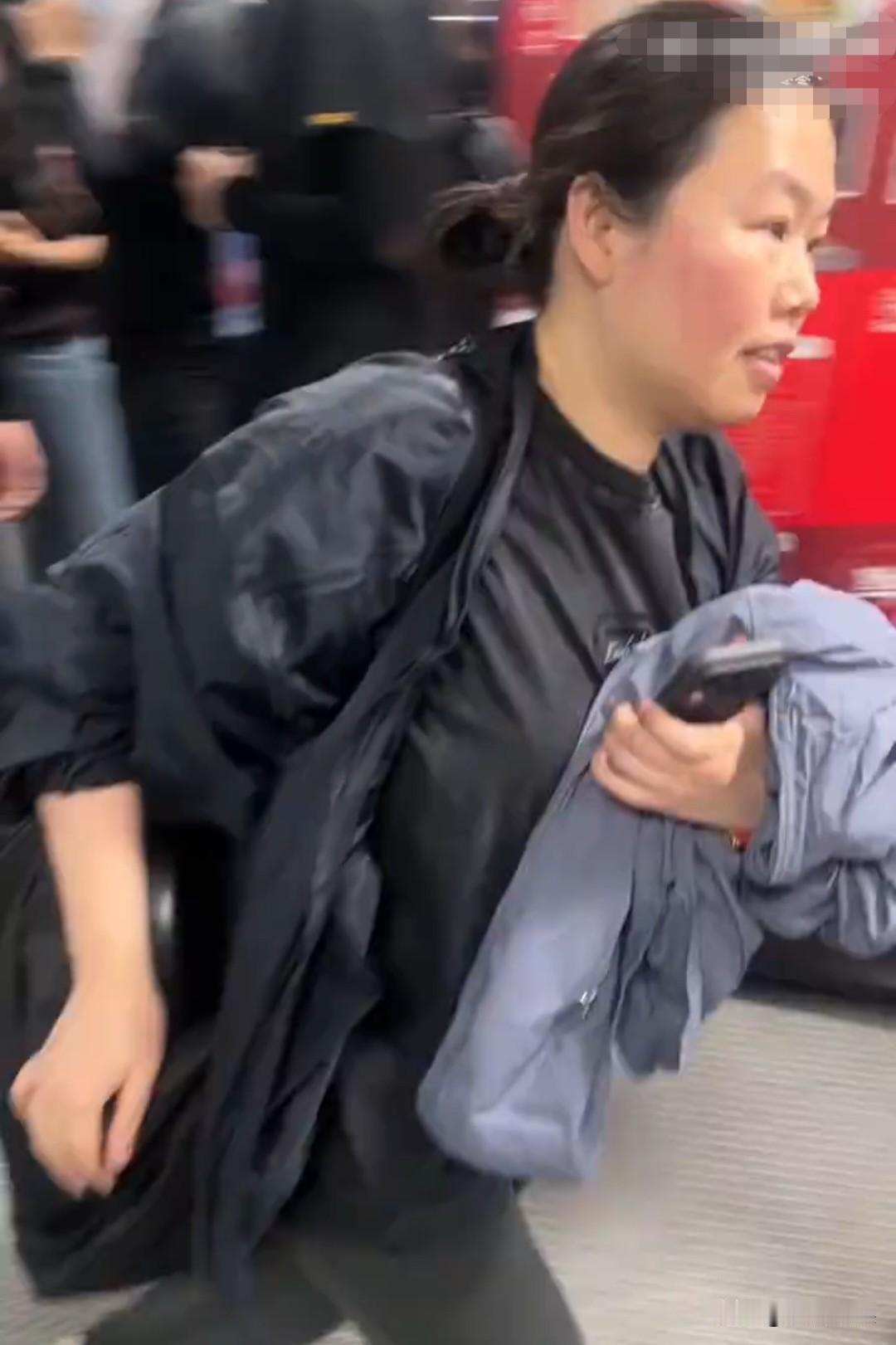 窦唯妹妹现身谢霆锋演唱会，与王菲一同离场！小姑子判给嫂子了

5月30日，有网友