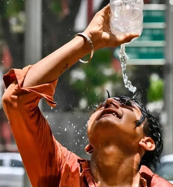 [太阳]逼近50℃！高温夺命、抢水成灾、菜价疯涨，多重危机爆发，印度今夏陷入全方