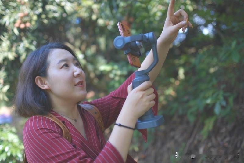 她辞职了，或许也可能是遭遇职业瓶颈，在学习探索中充盈内心，即便结果不一定能升职加