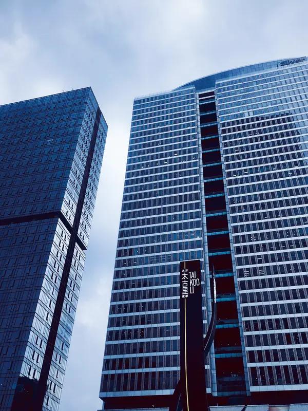 我觉得命运就像一场充满未知的冒险游戏。曾经我一心想进一家大公司，简历投了无数，面