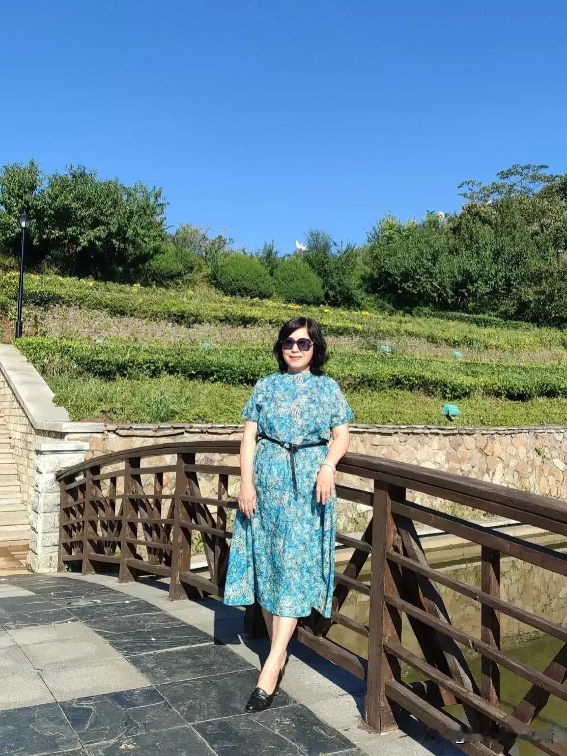 半袖花色连衣裙~

我的春夏碎花连衣裙也不少，有淡蓝色碎花
粉白色碎花，黑白色碎