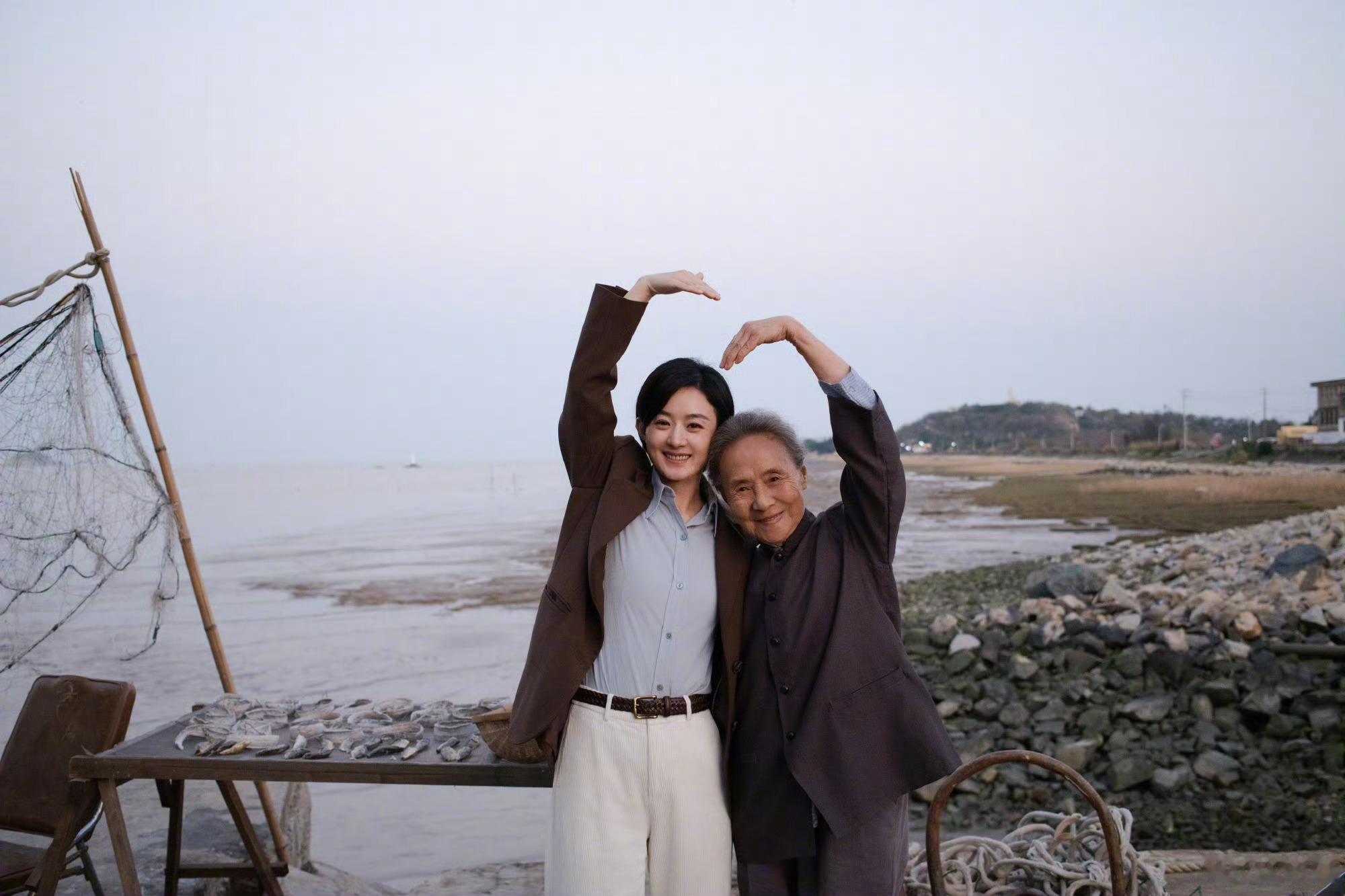 赵丽颖说奶奶您看我赵丽颖晒秋萍与奶奶合照 赵丽颖晒《小城大事》秋萍与奶奶的合照，