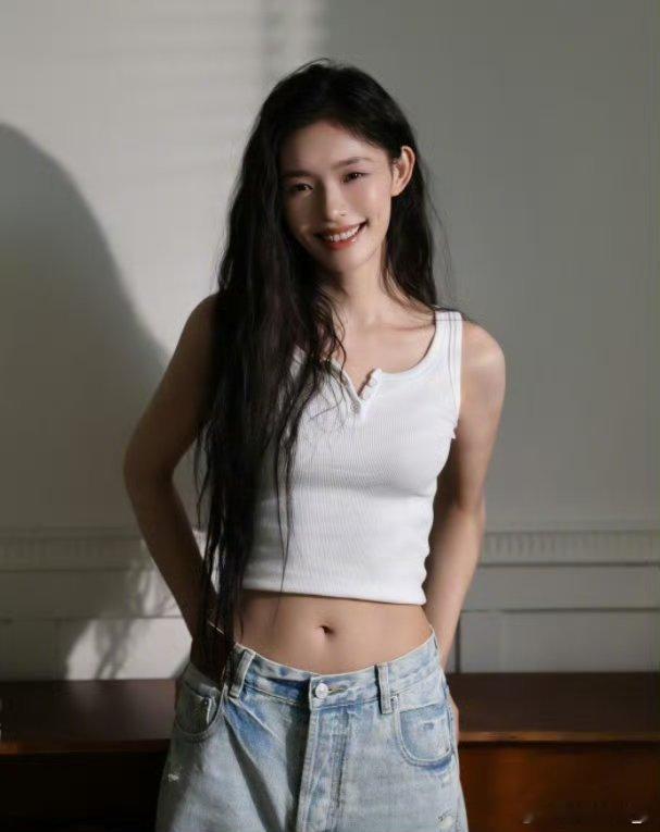 林允白背心马甲线林允露腰白背心  林允这气质好清冷啊 满满的生命力[哇] 林允简