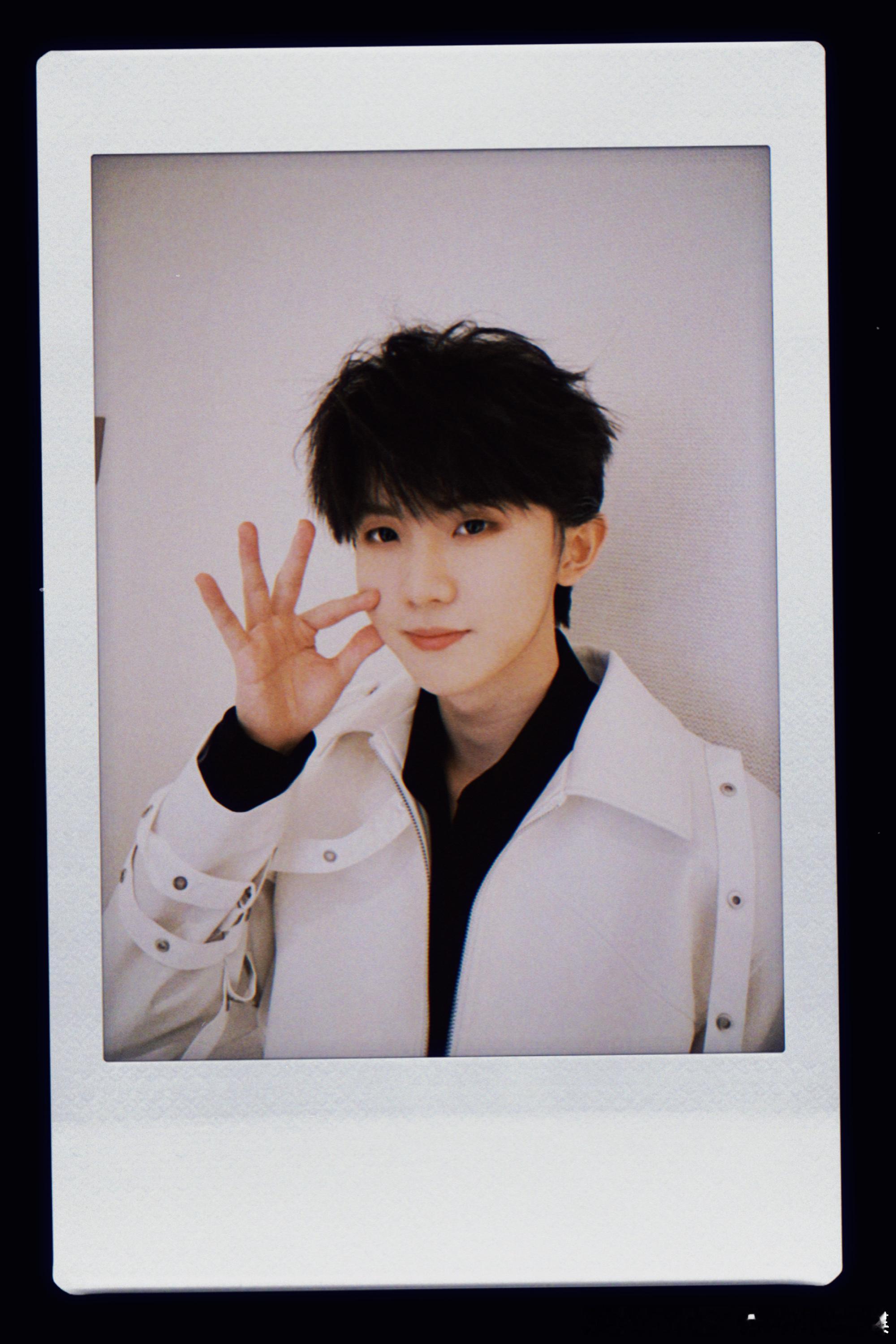 剧组工作人员夸赞马嘉祺大气，源于他请全剧组喝咖啡的大方行为，展现出待人真诚、处事