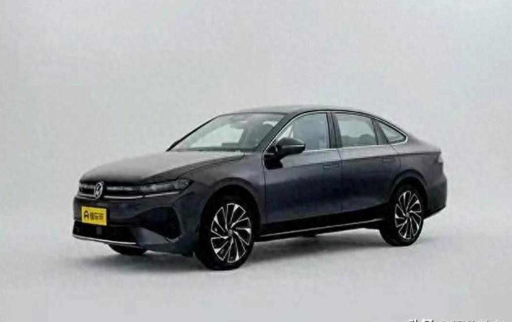 我同事，月薪5500，去年贷款买了辆宝马1系。工资到手4800交车贷，剩下700