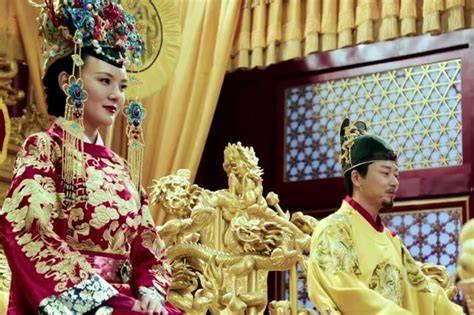 1470年，大明皇宫的冷宫里，一个刚出生的婴儿差点被溺死在水盆里。三十六年后，这