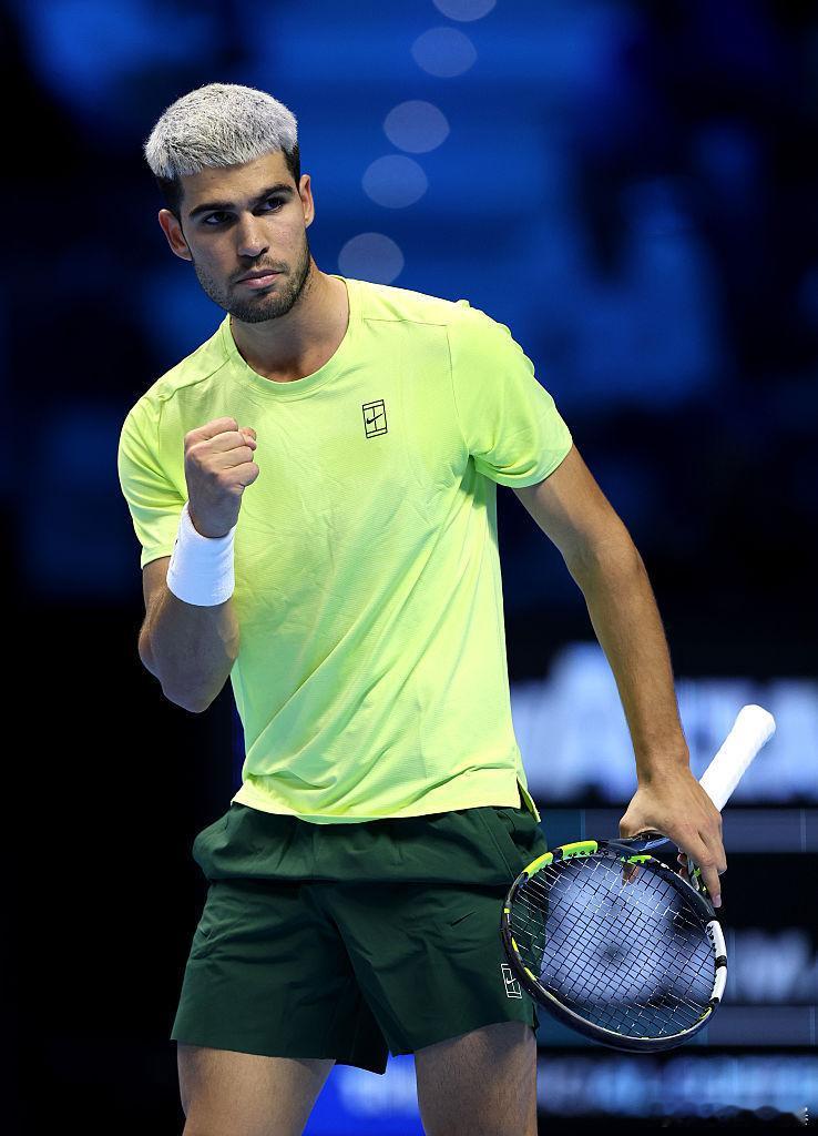 🎾 在ATP年终总决赛吉米·康纳斯组的最后一轮较量中，阿尔卡拉斯以6-4、6-