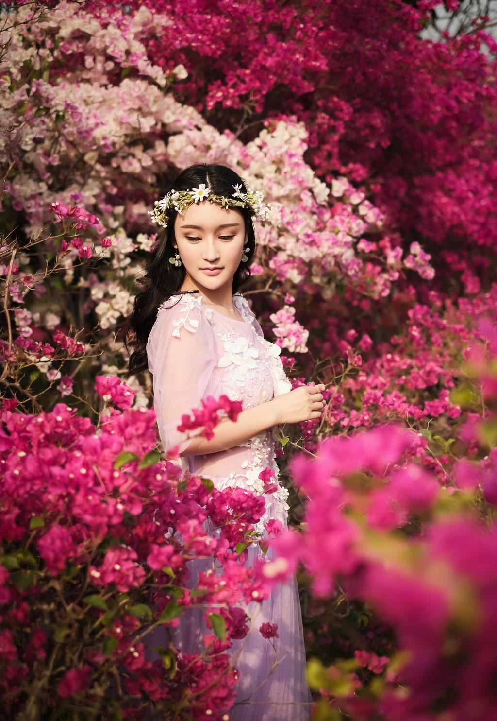 上联：春看百花齐开
下联：秋观千树叶落