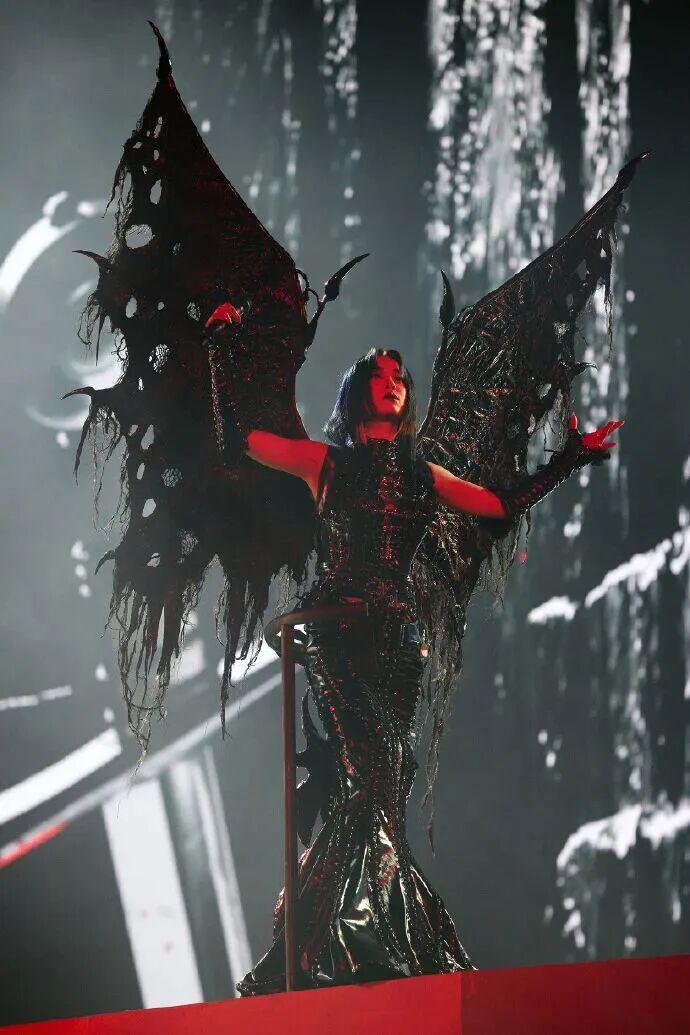 蔡依林烧掉9亿的演唱会美感，我欣赏不来！梁静茹“纸人”变胖坦然接受，更深得我心！