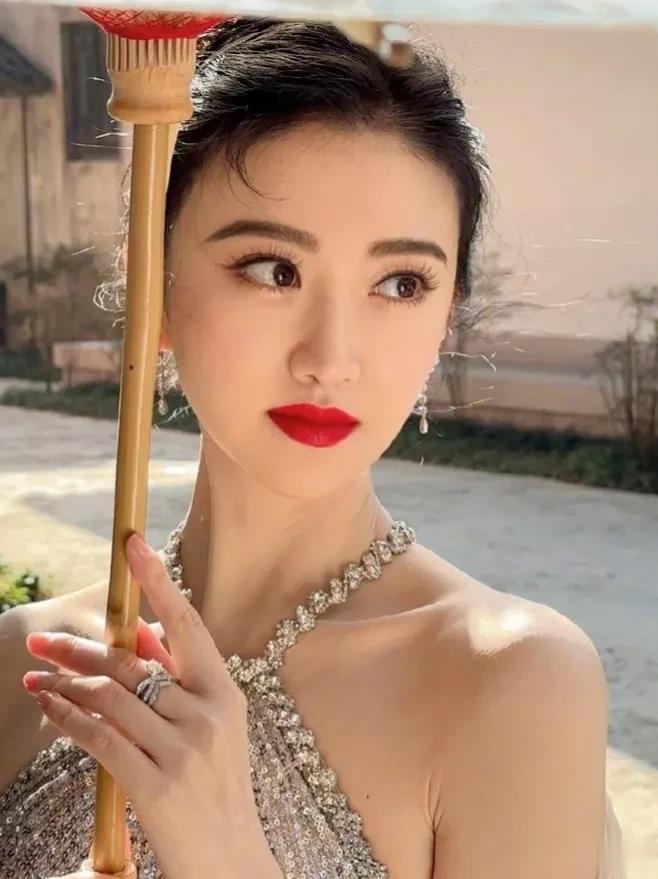 勿怪，我的注意力，有点奇特，我的注意力不在她的美丽的脸上，而是在她脖子上那一道道