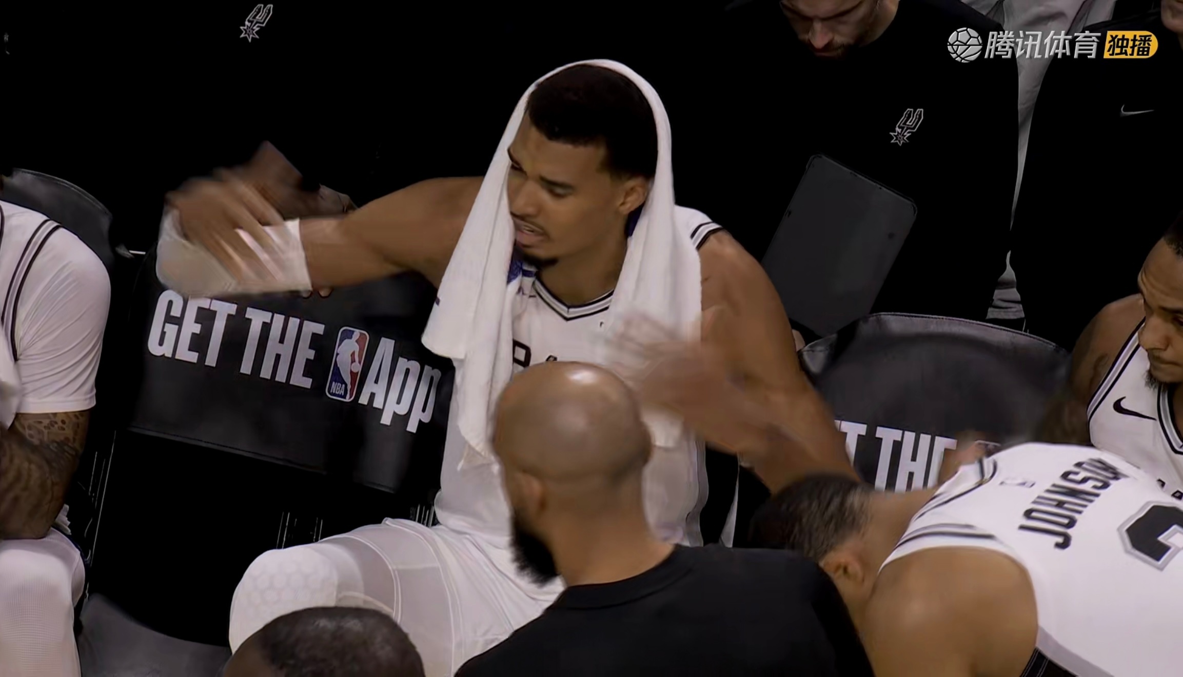 文班亚马6犯离场！马刺vs湖人金秋观赛季新赛季篮不住 ​​​