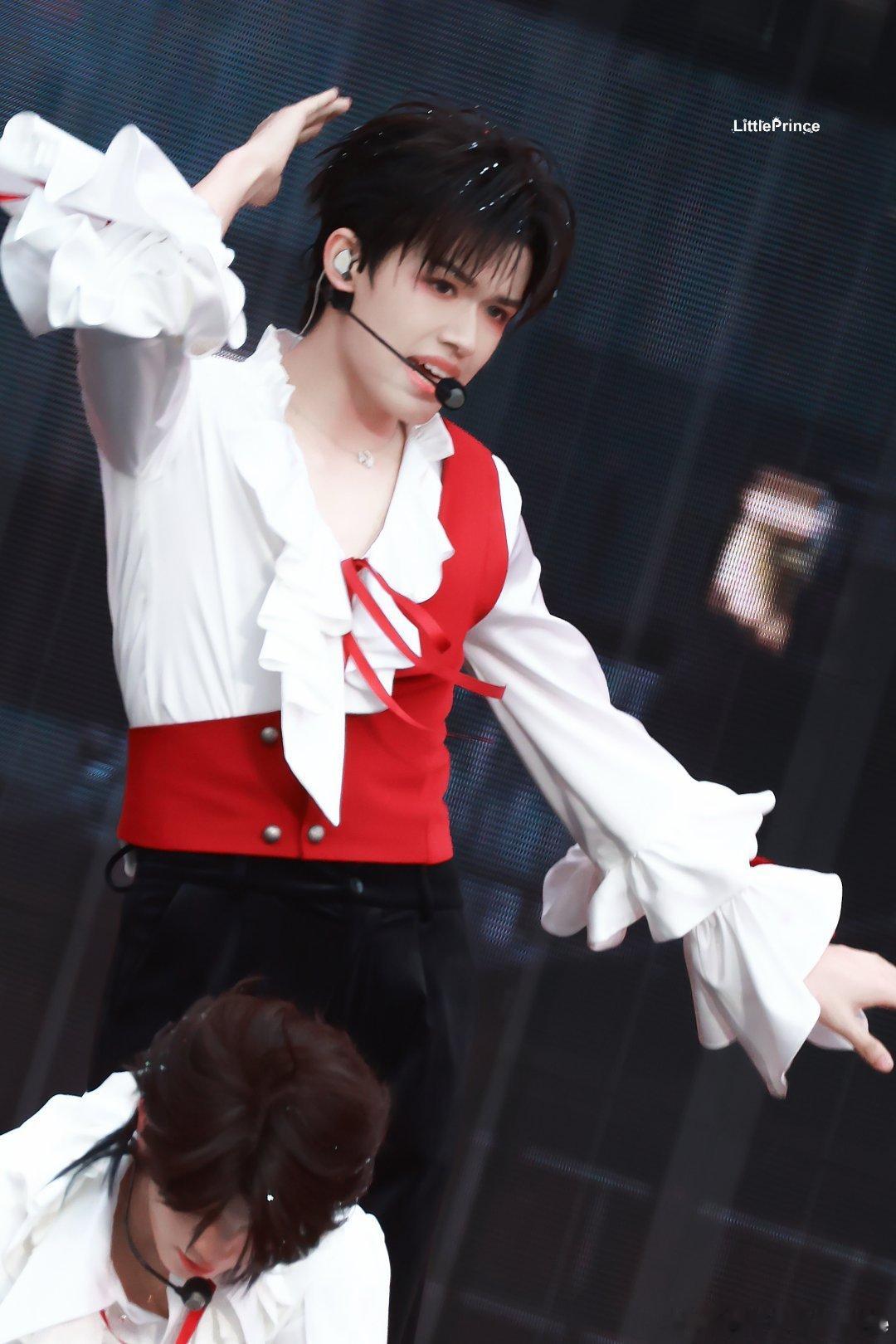 张极丝绸西装完全是daddy级别张极这套丝绸西装封神，自带矜贵成熟感，青涩褪去超