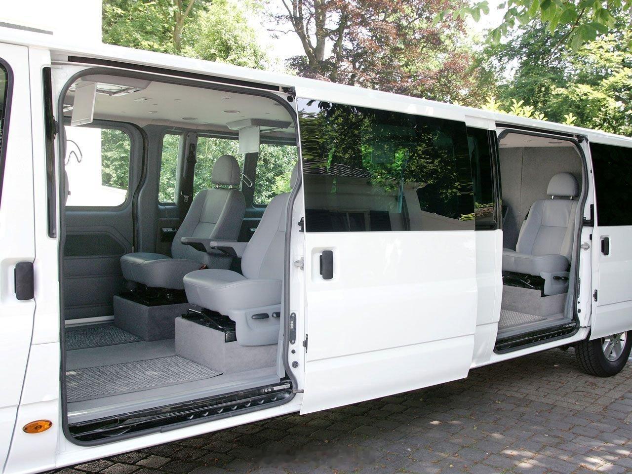 炒冷饭之XXL版福特全顺 。这其实是福特欧洲公司2007年搞的营销噱头，全长达到