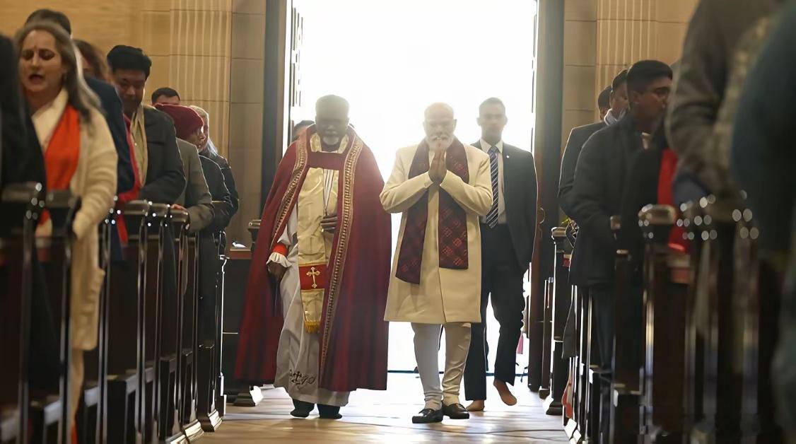 圣诞节当天，作为印度教徒的莫迪造访基督教堂，聆听圣训，诵读圣经，做礼拜。 