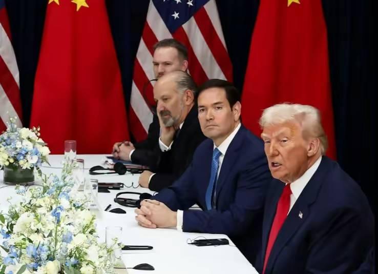 在特朗普总统这次的访华问题上，美国高估了自己的实力，低估了中方对核心利益的坚持，