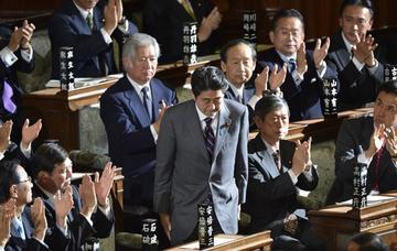 日本国会众议院大选，自民党和公明党组成的执政联盟遭遇惨败，席位跌破半数，为近十几