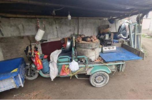 泪目了！浙江余姚一大爷因街边摆摊被罚，到执法大厅缴费时，他低声询问能否少罚点，并