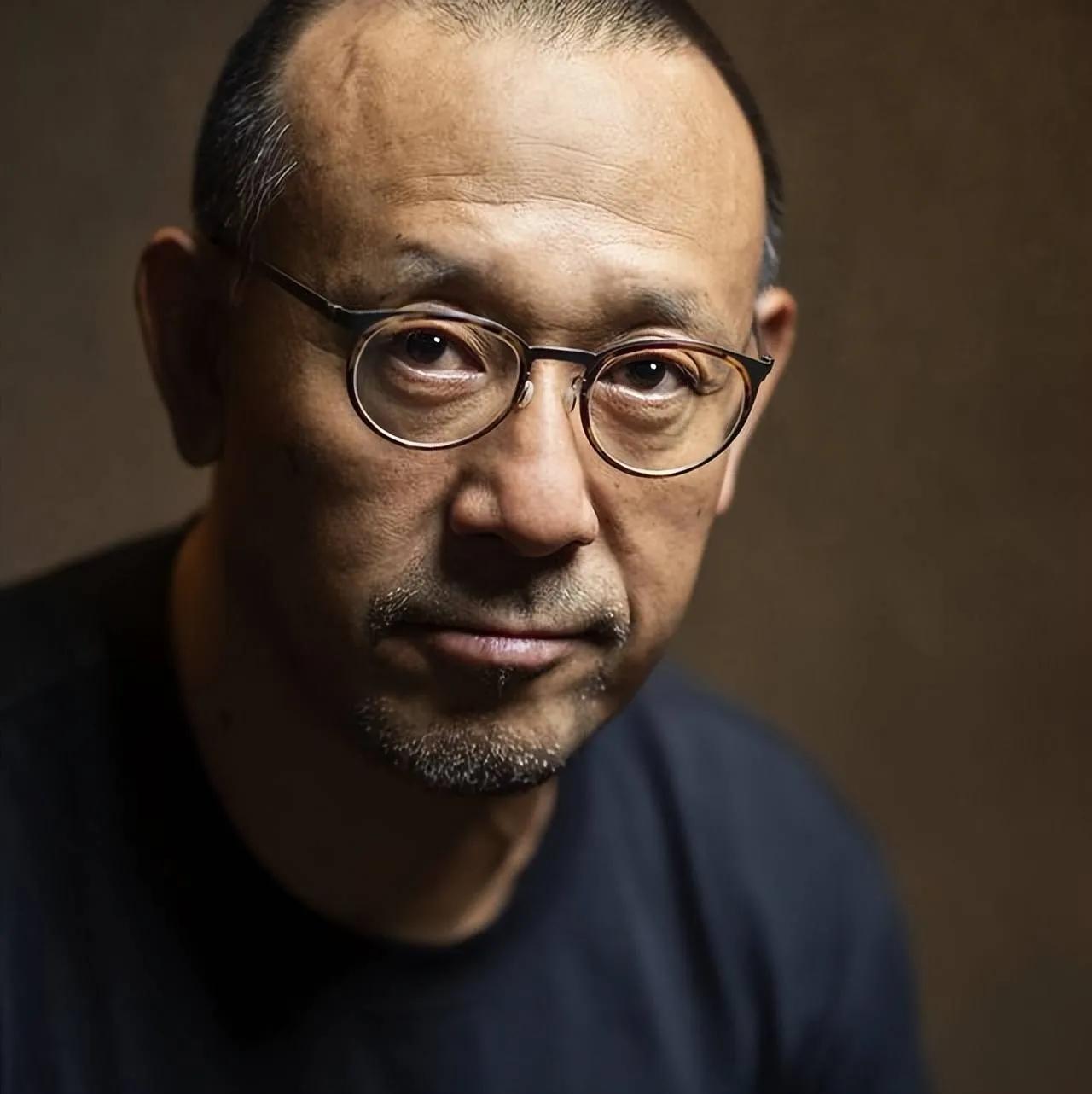 导演姜文说，九二年，人艺排演茶馆，于是之老先生最后一次登台，据说以后就不上台了，