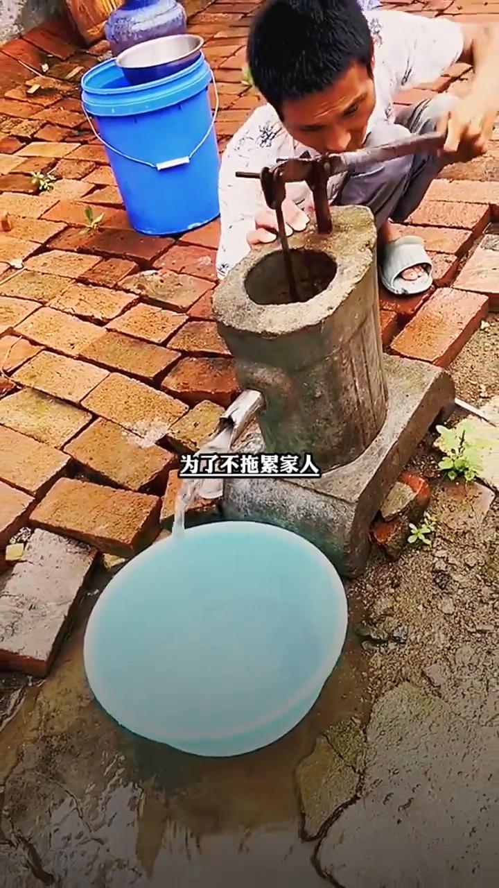 残疾夫妻俩。
视频中的残疾夫妻俩虽然命运坎坷，生活不易，但他们顽强去拼搏。为了不