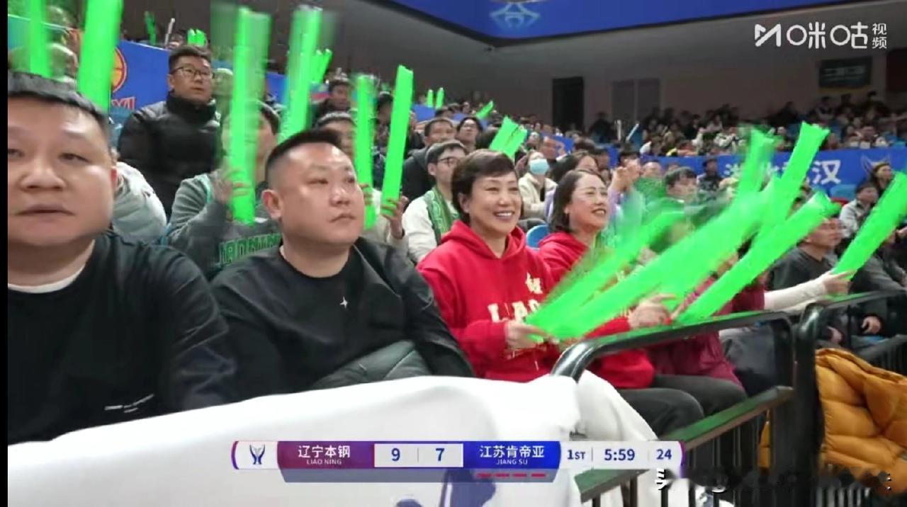 辽宁男篮铁杆女球迷红姐莅临！来到cba俱乐部杯，为家乡子弟兵加油助威，主办方很重