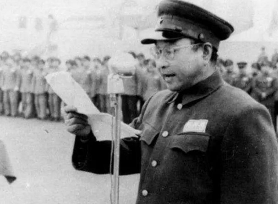 1952 年，在中南海流传一则轶事：陈赓趁周总理不在，弯下腰翻看总理办公桌的抽屉