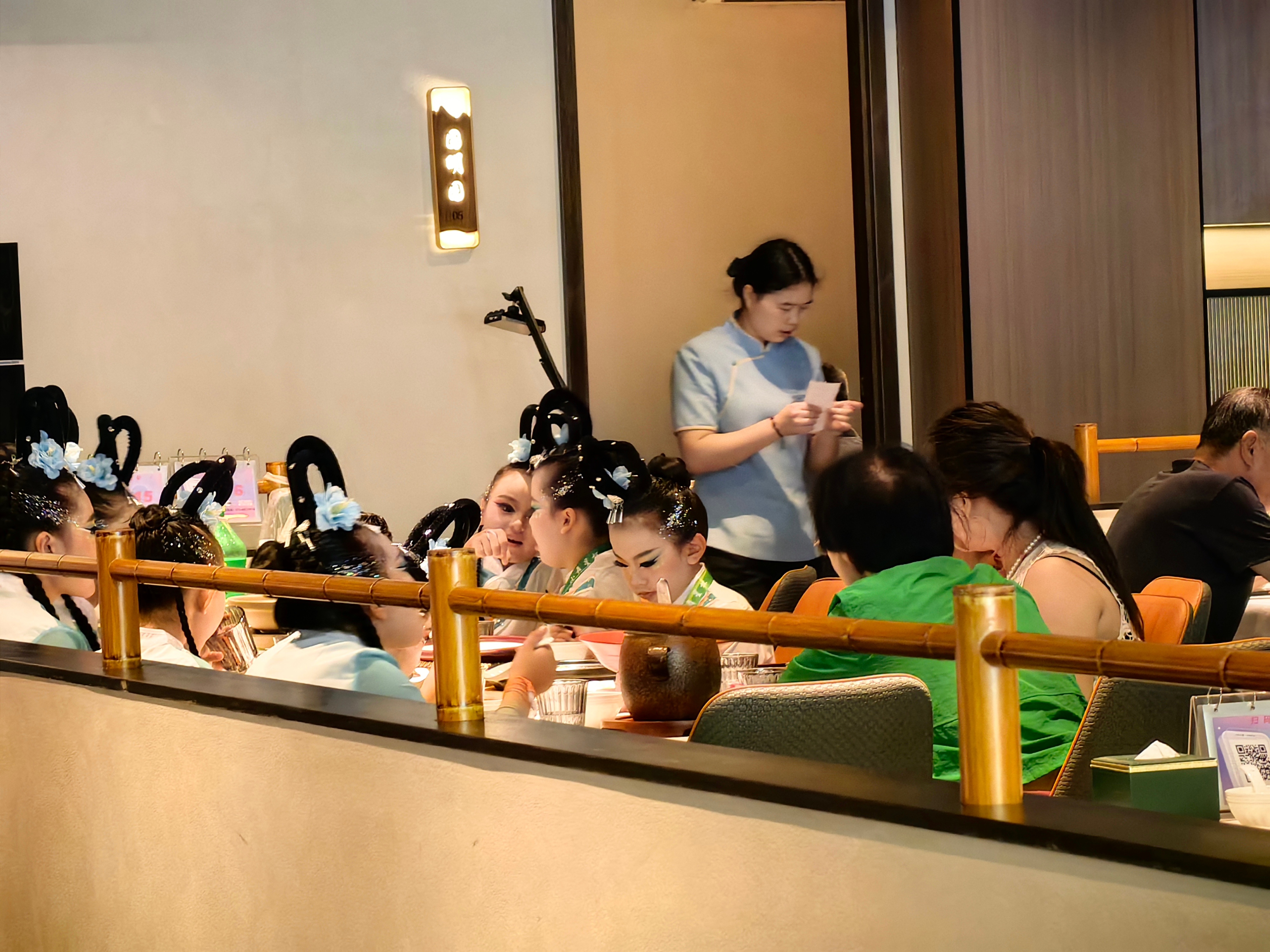 到北京军博—公主坟这一线吃饭，发觉央视老台演播室出来的一波波仙女打扮女娃纷纷扬扬