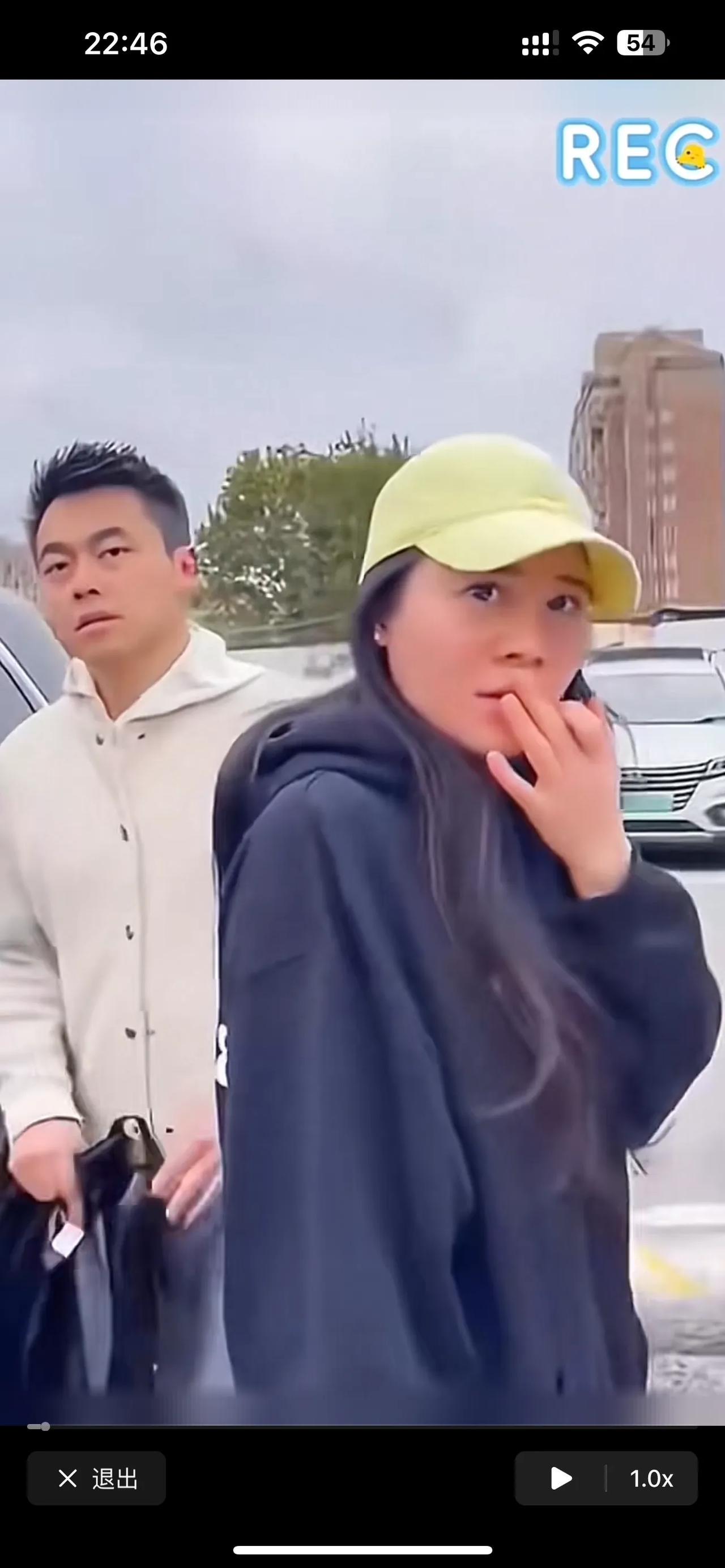 最近上海一律师带空姐小三产检遇原配的事闹得沸沸扬扬，这空姐就是东方航空的乘务长王