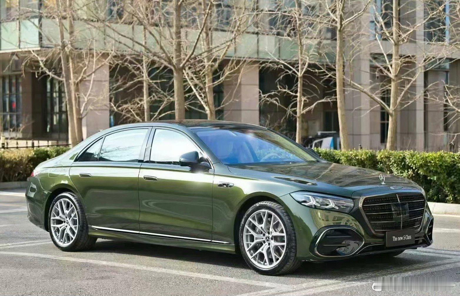 汽车  全新奔驰S级实拍车，墨绿色车漆真亮，运动感更足。奔驰s级