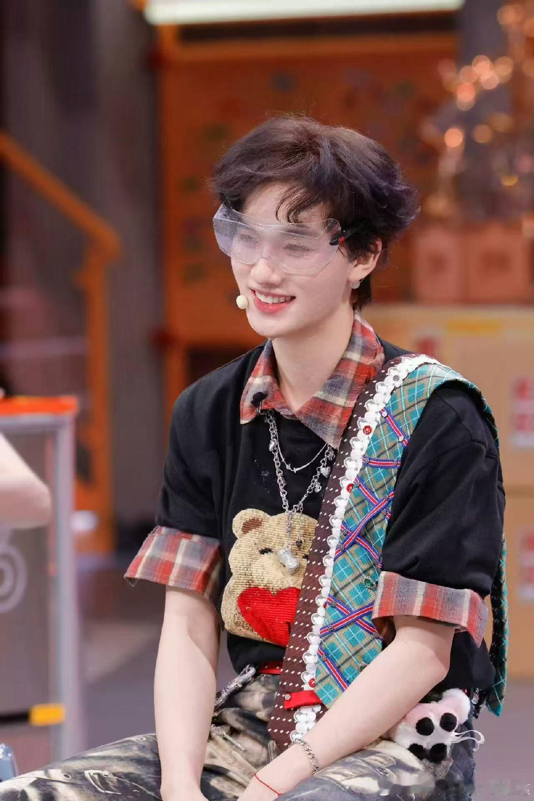 丁程鑫童年照已经很完美了 你好星期六 谁家小孩长这样啊，丁程鑫童年照胶原蛋白满到