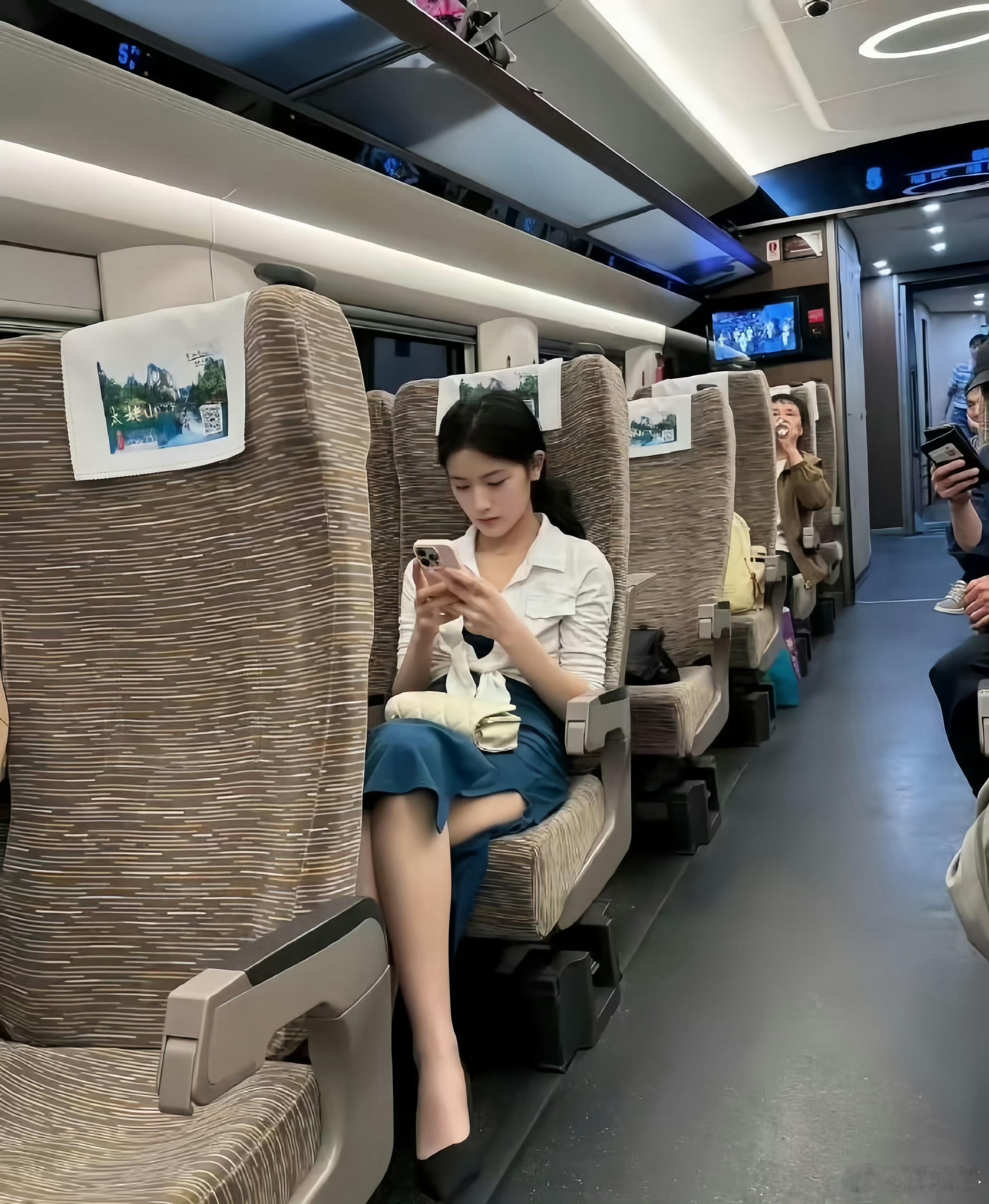 从这穿着气质，你觉得她是干什么工作的 ​ ​​​
