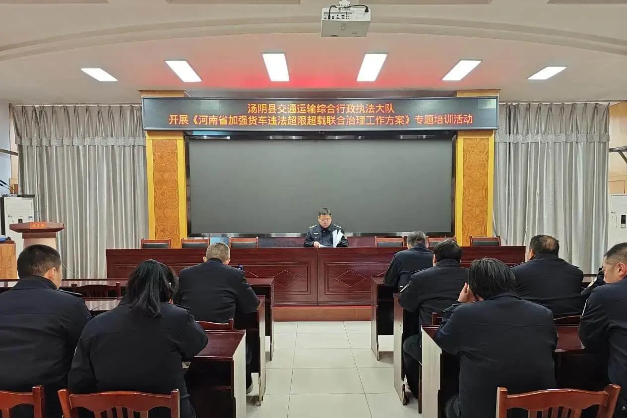 河南某个县的交通执法队最近动真格了！12月25日那天，他们专门拉着队伍搞了个培训